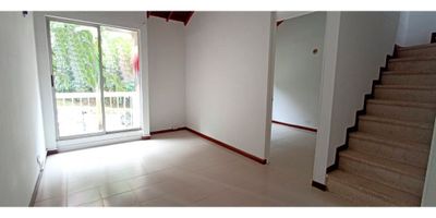Casa en arriendo en unidad cerrada – 2 niveles y bañera

 

Ubicada en zona residencial tranquila. Cuenta con 3 alcobas, 2 baños, sala comedor, cocina semi integral, zona de ropas, balcón y bañera. Distribuida en dos niveles, ideal para quienes buscan comodidad y privacidad.

 

Más información: 301 773 45 81.
