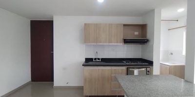 Cuenta con sala comedor, cocina integral, dos baños cabinados , tres alcobas , tres closet , biblioteca , dos balcones , zona de ropas , red de gas , calentador a gas, parqueadero cubierto y cuarto útil.

La unidad cuenta con: Portería las 24 horas , ascensor , shut de basuras , baño turco , juegos infantiles , piscina , salón social , gimnasio y jacuzzi