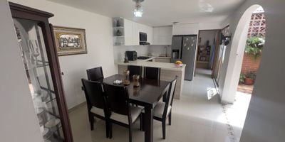 Casa en venta – La Estrella, sector Las Brisas

Espaciosa y bien ubicada, ideal para quienes buscan tranquilidad y comodidad en zona residencial con excelente acceso a servicios.

Código del inmueble: 3535

Ubicación: La Estrella – Las Brisas

Área total: 120 m²

4 habitaciones

3 baños

1 alcoba de servicio con baño

1 vestier

1 closet

Zona de ropas

Patio

Antejardín

Parqueadero cubierto

Red de gas

Bañera

Calentador

Cerca a colegios, parques, supermercados, centros comerciales y con fácil acceso a transporte público.
