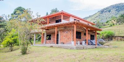 Venta Casa Campestre en Construcción – El Carmen de Viboral

Lote de 4.680 m² con casa campestre en construcción, entregada en obra negra. Área construida de 190 m², distribuidos en 4 habitaciones, 3 baños, sala comedor, cocina integral, biblioteca, balcón, antejardín, patio y zona de ropas.

La propiedad cuenta con árboles frutales, bosque nativo con dos fuentes hídricas y un banqueo de más de 1.000 m² para una segunda casa. Ubicada en un sector tranquilo, rodeado de naturaleza, con vistas panorámicas.

Agenda tu cita al 304-448-16-58.
