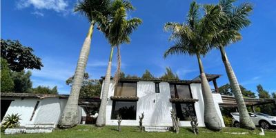 Finca campestre en venta y arriendo – Vía San Antonio – La Ceja

Vendo hermosa finca ubicada en la vía San Antonio – La Ceja, muy cerca del Carmen de Viboral, Llanogrande y el aeropuerto de Rionegro. Un lugar privilegiado por su cercanía a destinos turísticos, restaurantes y centros comerciales, a solo 60 minutos de Medellín.

La propiedad cuenta con un lote de 3.400 m² y 300 m² construidos. Disfruta de un entorno natural con árboles frutales, huerta orgánica, palmeras y vistas espectaculares que convierten este lugar en un verdadero paraíso.

La casa principal está completamente dotada con 5 habitaciones, 4 baños completos, cocina integral, sala, zona de lavandería, televisores e internet. Además, ofrece una zona exterior con sala, barbacoa y espacio ideal para reuniones familiares o con amigos.

También incluye una casa accesoria con bar, sala amplia y zona de TV, que puede adaptarse como vivienda para mayordomo o zona social adicional.

Ubicada dentro de una parcelación con portón eléctrico, en una zona segura, con carretera iluminada y excelente entorno campestre. La vereda Quirama cuenta con acceso desde el Carmen de Viboral, uno de los sectores más exclusivos del oriente antioqueño.

Área total del lote: 3.400 m²
Área construida: 300 m²
 

Solicita más información al 3044481658.
