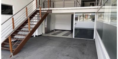 Arriendo Bodega – Guayabal

Área total: 735 m²

Comodidades internas:


 Espacios divididos listos para tu negocio
 Perfecta para call center
 Excelente distribución


Descripción:

Bodega ubicada en Guayabal, cerca de la estación Aguacatala, puente de la 80 y autopista sur. Con un área de 735 m², ideal para múltiples usos. Esta propiedad está lista para ser ocupada, con espacios divididos que se adaptan a las necesidades de un call center u otro tipo de empresa.

Características del sector:

 


 Ubicación estratégica cerca de vías principales
 Fácil acceso y alta visibilidad comercial


Para más información: 304 480 1689

 
