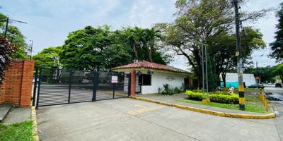 Ofrecemos en alquiler hermoso apartamento ubicado al sur de Cali en segundo piso (sin ascensor). El inmueble cuenta con una iluminada sala-comedor, cocina integral con gas, zona de oficios, baño social, tres habitaciones con clóset, la habitación principal con baño privado. El conjunto ofrece parqueadero asignado, salón social y zona infantil. Administración incluida. (MA-028)