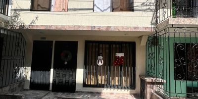 ASEINCO INMOBILIARIA ARRIENDA AMPLIO Y CÓMODO APARTAESTUDIO EN EL NORTE DE CALI, UBICADO EN EL BARRIO PARQUE RESIDENCIAL EL BOSQUE; EL ESPACIO CUENTA CON SALA-COMEDOR, COCINA SEMI-INTEGRAL, BAÑO SOCIAL, ZONA DE OFICIOS, SALA DE ESTUDIO Y HABITACIÓN CON CLÓSET, IDEAL PARA QUIENES BUSCAN CONFORT Y EXCELENTE UBICACIÓN; LOS SERVICIOS SON COMPARTIDOS.

INFO:WWW.ASEINCOINMOBILIARIA.CO
315 555 3305 -316 452 6295