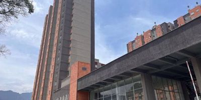 Apartamento ubicado en piso 19 con vista al sur de la ciudad, vías principales de acceso NQS y Carrera 22 entre Calles 13 y 19. Consta de 2 habitaciones con closet, 1 baño con muebles y división en vidrio, sala comedor, cocina integral con estufa y calentador a gas y punto de conexión para lavadora y mesón auxiliar con mueble. Piso en cerámica. El conjunto cuenta con salón social, áreas recreativas, cancha sintética, pista de mascotas, gimnasio, casillero de correspondencia, lobby recepción y sistema de vigilancia moderna.  