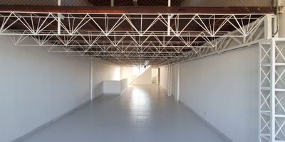 Esta bodega en arriendo, ubicada sobre la Avenida Guayabal a la altura del puente de la Aguacatala, se encuentra dentro de un mall comercial con excelente exposicion y acceso. Con un area total de 218 m distribuidos en tres niveles piso 2 con 76 m, piso 3 con 76 m y una mesa nini de 65 m ofrece espacios funcionales y versatiles para diferentes tipos de actividad comercial o industrial liviana. Dispone de un bano, parqueaderos lineales de facil maniobra, vigilancia diurna y un entorno con alto flujo vehicular y peatonal, ideal para potenciar la visibilidad y operacion de su negocio en una zona estrategica y de gran conectividad. Canon de arrendamiento mas IVA