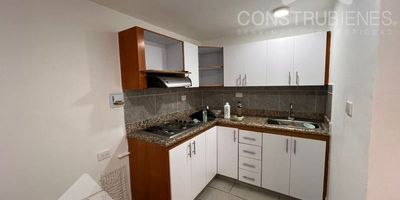 Arriendo Casa en bien ubicada en el sector Holanda, Sabaneta área 100 m²con excelentes  acabados unifamiliar, pisos en cerámica que aportan frescura y facilidad de mantenimiento, su ubicación asegura fácil acceso a servicios de comercio, facilidad de transporte público, seguridad, tranquilidad, con todo lo que necesitas para hacer tu vida más cómoda y práctica, en el disfrute y entretenimiento esta cerca de CC Aves María, el Transito o tan solo a unas cuadras del Parque Principal
Cuenta con  4 alcobas, 2 baños, 3 closets, sala comedor, cocina integral-mixta, red de gas, calentador a gas, mesón en granito, balcón, zona de ropas y patio.
Comunícate al 3104289911 recibe asesoría personalizada.