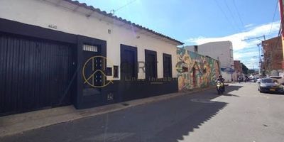 SE VENDE Casa comercial con excelente ubicación, ideal para negocio, taller o carpintería. Amplios espacios, buena iluminación y fácil acceso.Cuenta con estructura resistente y distribución funcional, perfecta también para talleres livianos, bodegas o puntos de venta.