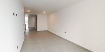 Apartaestudio en Arriendo – La Estrella, Edificio Séptima Apartamentos (Piso 7)
Acogedor apartaestudio de aproximadamente 45 m², ubicado en una zona tranquila y de fácil acceso en el municipio de La Estrella. Este espacio ofrece una distribución cómoda y funcional, ideal para quienes buscan independencia, buena iluminación y cercanía a transporte y comercios.El apartaestudio cuenta con una alcoba independiente con su respectivo closet, un baño cabinado en excelentes condiciones y una cocina integral equipada con estufa y red de gas. Dispone además de zona de ropas y calentador, lo que aporta mayor comodidad al día a día.El edificio cuenta con ascensor, lo que hace más práctico el acceso a la vivienda y mejora la movilidad dentro de la unidad.
COD 8649