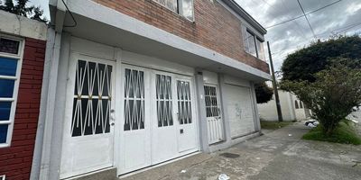 Descubre un espacio ideal casa para vivir o desarrollar tu actividad comercial en una de las zonas más estratégicas del sector Villa Alsacia Kennedy. Con un área total de 327 m², esta propiedad de dos plantas ofrece la amplitud, comodidad y versatilidad que estás buscando.
Cuenta con 4 habitaciones, perfectas para adaptar como dormitorios, oficinas o áreas de trabajo según la necesidad. Dispone además de 2 baños funcionales, excelentes para el flujo diario de un hogar o negocio. La casa integra 2 parqueaderos, aptos para vehículo y motos, lo que facilita la movilidad y la logística.
Su ubicación es uno de sus mayores atractivos: está cerca de importantes vías de acceso, lo que garantiza conectividad, facilidad de transporte y alta visibilidad en caso de uso comercial.
Una propiedad con gran potencial, ideal para familias, empresas, emprendimientos o actividades que requieran espacios amplios y bien ubicados. Cod: 5346