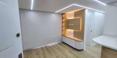 Descubra la comodidad y el estilo en este apartamento a estrenar, ubicado en un conjunto residencial que ofrece un ambiente tranquilo y seguro. Con acabados modernos y de excelente calidad, este inmueble es ideal para quienes buscan un hogar listo para habitar. El apartamento consta de dos habitaciones acogedoras . Un baño, sala comedor , cocina integral y zona de lavandería, con  acabados elegantes.
