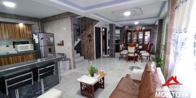 Área de terreno: 105 m² (7.5m x 14m)
Área construida: 315 m²
Año de construcción: 2019
Estrato: 3

-Nivel 1:
Garaje para 1 carro con puerta eléctrica
Sala-comedor
Cocina integral
Baño social
Zona de ropas
Depósito

-Nivel 2:
4 habitaciones (2 con baño privado y clóset)
1 baño social

-Nivel 3:
Sala-comedor
Cocina integral
2 habitaciones con clóset
1 baño
Cuarto útil

-Acabados de lujo (piso en porcelanato y cerámica, enchapes en cerámica, división de baños y pasamanos en vidrio templado y acero inoxidable, molduras en yeso, iluminación led)
-Calentador de agua a gas
-Posibilidad de independizar tercer nivel
-Excelente iluminación y ventilación natural
-Fácil acceso a transporte público
-Cerca a supermercados, comercios, iglesias, droguerías, ferreterías
-Recibe inmueble de menor valor en parte de pago

?Valor: $520.000.000 negociables
