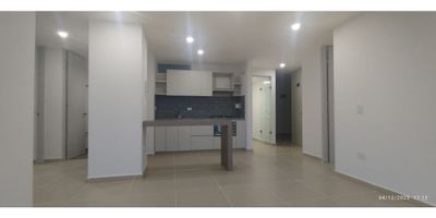 Apartamento para estrenar de 86 m², ubicado en un piso 14, con una vista panorámica impresionante y una distribución moderna que resalta la amplitud, la iluminación natural y el confort en cada espacio.

CARACTERÍSTICAS DEL INMUEBLE
Área: 86 m² // 3 habitaciones con clósets en madecor // 3 baños (2 con ducha y divisiones en vidrio templado + 1 baño social sin ducha) // Sala comedor amplia e iluminada // Cocina americana con horno y campana extractora // Punto hidráulico para nevecon // Ventanería en aluminio // 3 balcones con excelente vista // Cuarto útil tipo San Alejo // Zona de BBQ dentro del conjunto // Zonas húmedas // Garaje cubierto // Piso 14 // Apartamento totalmente nuevo para estrenar

ZONAS COMUNES DEL CONJUNTO
Piscinas // Turco // Gimnasio // Sala de negocios // Parques y zonas recreativas para niños y adultos // Salón social

VALOR DEL CANON
Canon de arrendamiento: $2.500.000 (incluida la administración)
