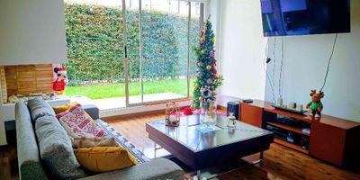 [ARR] ID HOUM: 163435

Entérate de todos los beneficios al arrendar con nosotros:
    • Asistencia e intermediación con el propietario
    • Firma tu contrato online
    • Arrienda sin burocracia, sin papeleos ni notarías

Casa en arriendo, ubicada en el barrio Santa Inés, con una superficie construida de 180.00 m² y superficie total de 250.00  m². 

Sus principales características son:

    • Amoblado
    • 3 dormitorios
    • 3 baños
    • No Admite mascotas
    • 3 parqueaderos
    • Año de construcción: 2020
    • Bodega
            
Además, el inmueble cuenta con las siguientes amenidades:

    • Salón de eventos
    • Zona de juegos
    • Alberca
    • Gimnasio
    • Zona de asadores

Si arriendas con nosotros, te brindamos asesoría personalizada durante todo el proceso.

Requisitos para arrendar con nosotros:

    • Arrienda sin codeudor*, fácil, rápido y seguro
    • Demuestra un ingreso mensual neto de al menos 2.5 veces el valor del arriendo (los ingresos mensuales se pueden complementar por las personas que vivirán en este inmueble)
    • Completa tu información básica y mándanos tus extractos bancarios o documentos que demuestren tus ingresos
    • No debes tener reportes negativos en centrales de crédito
        

IMPORTANTE:

    • Te invitamos a agendar una visita a esta propiedad
    • Si tienes alguna duda por favor puedes solicitar más información desde los portales como también contactarte directamente con nosotros
    
Más que una inmobiliaria, somos Houm.
*Aplican T&C