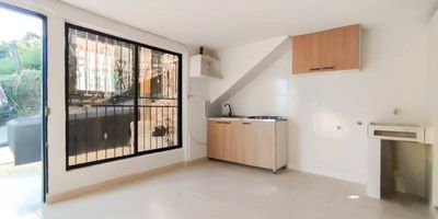 Apartaestudio en Arriendo – San Antonio de Prado (cerca al Mall Cootrasana) Piso 1
Acogedor apartaestudio para estrenar, ideal para quienes buscan un espacio práctico y bien ubicado en San Antonio de Prado. Cuenta con una sala cómoda, cocina integral con estufa y red de gas, zona de ropas independiente y un baño cabinado. La alcoba ofrece buena iluminación y un ambiente tranquilo para descanso.Con un área aproximada de 25 m² y estrato 3, es una opción funcional y accesible. Además, dispone de un espacio exterior destinado para parquear hasta dos motos, lo que lo hace aún más conveniente. Un lugar perfecto para vivir con confort en un sector de fácil acceso y cercano a servicios esenciales.
COD 8653