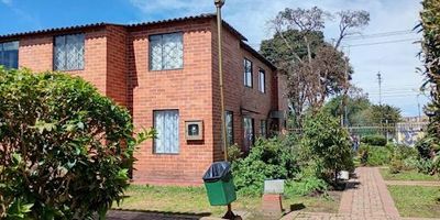  ¡CASA EN VENTA EN TIBABUYES  BOGOTÁ!  Estrato 2 - 3 habitaciones, 2 baños  Parqueadero comunal. Si estás buscando un hogar cómodo, seguro y con excelente ubicación, esta casa es una oportunidad única. Un espacio perfecto para familias que desean vivir en un sector residencial, rodeado de comercio, zonas verdes y vías de acceso estratégicas.  Características principales 3 alcobas con clósets, 2 baños social -privado Salacomedor amplia, Cocina semi-integral con muebles superiores e inferiores, Zona de ropas, Piso en madera laminada, 68 m construidos aprox. Excelente ventilación natural Parqueadero comunal, Conjunto residencial, Vigilancia 24-7 Puerta de seguridad, Salón comunal, Zonas verdes, Cancha de fútbol y baloncesto. Shut de basuras, Se permiten mascotas, Un conjunto tranquilo, organizado y perfecto para vivir en armonía. Cerca a parques, paradas de Sitp, Ara, Dollar City, cancha de fútbol, el conjunto cuenta con salón social.  Escríbenos para más información.