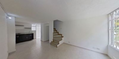 Casa de tres niveles,  ubicada en el conjunto Terragrande 3 Etapa 3,  cuenta con un área de 71 m2 y consta de sala-comedor, cocina,  patio de ropas, tres (3) alcobas, un  (1) baño, estudio o sala de star o con opción de  una cuarta alcoba.

 
