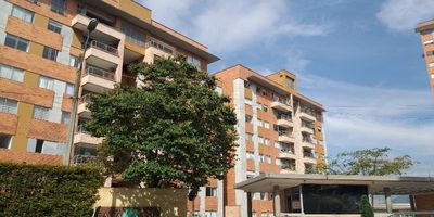 Apartamento en arriendo en Envigado con 4 habitaciones, 3 closets, 2 baños, sala comedor, cocina integral, zona de ropas, balcón, red de gas, calentador, porcelanato, 1 parqueadero y 1 cuarto útil, área de 110 m². Habitación principal con baño y vestier.Unidad con portería 24 horas, parqueadero de visitantes, salón social, piscina, sauna, turco, ascensor, gimnasio, zona de deporte, zona de juegos, zonas verdes y zonas de mascotas.