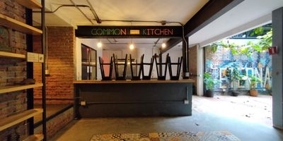 Este local se encuentra en una de las zonas mas estrategicas y dinamicas de El Poblado, con una ubicacion privilegiada que garantiza alta visibilidad y flujo constante de personas. Esta a pocos pasos del Exito de la 10, un punto de referencia indispensable en el sector. Ademas, cuenta con una cercania inmejorable al Parque Lleras, ideal para atraer publico turistico y local. Su acceso es sencillo gracias a la proximidad con la Avenida El Poblado, uno de los principales corredores viales de la ciudad. Tambien esta muy cerca de Provenza, un area reconocida por su oferta gastronomica y comercial, lo que convierte este local en una oportunidad perfecta para cualquier tipo de negocio que busque posicionarse en un entorno vibrante y altamente concurrido.