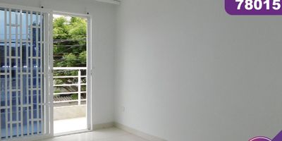 Apartamento en arriendo  en la ciudad de Barranquilla ubicado en el barrio San Felipe, en segunda planta, con un área aproximada de 75 mt2 , distribuidos en 2 habitaciones, 1 baño, sala – comedor, cocina semi integral, zona de labores, lado sombra, buena distribución en sus áreas con buenos acabados, es fresco y acogedor, su entorno es tranquilo, residencial con cómodas vías de acceso y facilidad al transporte público cercano, sobre el sector puede encontrar, supermercados Ara, Olímpica, Isimo, parque Los Andes.