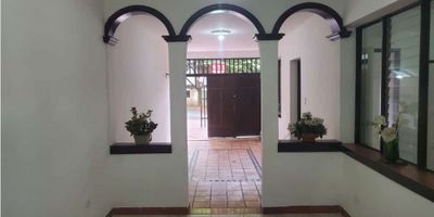 Se arrienda casa en uno de los sectores patrimoniales de la ciudad de fácil acceso desde la Cl. 58A, con cercanía al parque obrero, Fundación Santa Teresita del niño Jesús, centro de Medellín, sucursales bancarias, colegios, entre otros sitios de interés; adicional cuenta con buenas rutas de transporte. 

° Área 150 mts aproximadamente
° 4 habitaciones
° 3 Baños 
° Piso 1
° Cocina semi integral
° Sala comedor
° Red de gas
° 1 Patio
° Parqueadero

 

¡Hemos conquistado este espacio para TI, Comunícate con nosotros YA!
