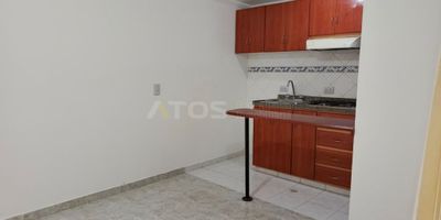 Atos Inmobiliaria arrienda acogedor apartaestudio de 1 habitación y 1 baño, con sala-comedor, cocina integral y zona de ropas. Con 28.82 m² bien distribuidos, ofrece un ambiente cómodo, piso en baldosa, vista interior y cortinas con velo. Ubicado en una zona privilegiada, cerca de parques, transporte público, supermercados, colegios y universidades. Además, cuenta con gas natural. ¡No pierdas la oportunidad de vivir con comodidad y estilo! Contáctanos para más información o para agendar tu visita.