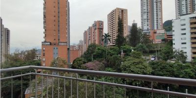 Se vende apartamento ubicado en el Poblado - sector Castropol, con un área de 76.09m2, cuenta con tres habitaciones (la principal con Vestier y baño completo), las otras dos habitaciones con closet, medio baño social, sala-comedor, cocina abierta, balcón, zona de ropas, parqueadero y cuarto útil; ademas la unidad ofrece piscina, salón social, gimnasio, zona verde y portería 24 horas. Predial - 792.980, Administración - 407.792 + 183.949 cuota extra. ¡Contáctanos para mas información!
