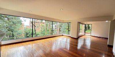 Codigo 19534. Ubicado en uno de los sectores más exclusivos de Bogotá, este sofisticado apartamento en Torre 2, apto. 101 —primer piso con altura de tercer piso— combina amplitud, diseño y conexión con la naturaleza. Cuenta con 301 m² de área privada y 32 m² de terrazas, con vista a zonas verdes desde todos sus espacios.La zona social se destaca por su gran altura y luminosidad, integrando sala con chimenea a gas, estudio independiente y comedor principal con espacio para comedor auxiliar, ideal para el disfrute y la vida social. Dispone de cuatro habitaciones, tres con acceso a terrazas privadas; la principal con baño en suite, más tres baños completos y un baño social.La cocina es amplia y funcional, con comedor auxiliar, excelente iluminación y almacenamiento. La zona de ropas y el cuarto de servicio con baño privado complementan la distribución. Los acabados en madera natural y laminado aportan calidez y sofisticación.Incluye dos parqueaderos independientes, depósito y tres terrazas privadas. El conjunto ofrece seguridad 24/7, parqueaderos de visitantes, salón social, zona infantil, BBQ y senderos naturales, en un entorno exclusivo habitado por altos ejecutivos y funcionarios internacionales, lo que garantiza privacidad, prestigio y altos estándares de seguridad.