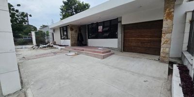 Se arrienda casa de 500 M2 de lote completamente remodelada, ubicada en el barrio El Prado. Cuenta con sala, comedor, cocina tradicional cerrada, 4 alcobas, 3 baños, cuarto y baño de servicio, patio amplio, zona de labores y Bahía de parqueadero. Terraza amplia con rejas externas. Cerca al colegio Sagrado Corazón, supermercados, restaurantes, centros empresariales y fácil acceso a rutas de transporte.