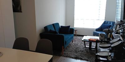 APARTAMENTO INTERIOR PARCIALMENTE REMODELADO, CUENTA CON HALL DE ENTRADA, SALA COMEDOR, COCINA INTEGRAL A GAS, ZONA DE ROPAS, CALENTADOR A GAS, TRES ALCOBAS, ALCOBA PRINCIPAL Y BAÑO AUX DE ALCOBAS, (NO PARQUEADERO Y DEPOSITO), EL EDIFICIO CUENTA CON SEGURIDAD LAS 24 HORAS, CCTV, PARQUE PARA NIÑOS SHUT DE BASURAS, NO ASCENSOR, 35 AÑOS DE CONSTRUIDO