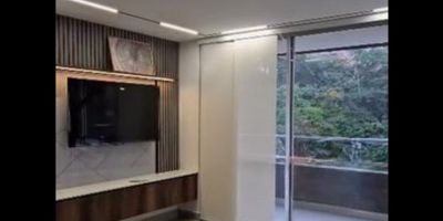 Se arrienda apartamento amoblado con acabados de lujo, excelente ubicación, central y tranquilo. Acceso cercano a la avenida Guayabal y Autopista Sur, cuenta con excelentes rutas de transporte hacia el centro de la ciudad y estaciones del metro, con cercanía a centros comerciales, cajeros electrónicos, supermercados y demás sitios de interés.

 

Características

° Piso 14 con ascensor
° Área de 90 Mts.
° Cocina integral
° 3 habitaciones
° Balcón
° 2 Baño
° Red de gas
° Calentador de agua
° Zona de ropas 
° Piso en baldosa/porcelanato

 

La unidad cuenta con:

° Jardín
° Portería / recepción
° Zona infantil
° Salón comunal
° Vista panorámica
° Parqueadero visitantes
° Piscina
° Turco
° Gimnasio

¡Hemos conquistado este espacio para ti!

 
