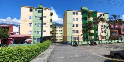 Código interno 13914. Apartamento en arriendo. El inmueble se encuentra distribuido: Sala comedor, tres habitaciones con closet, la principal con baño, cocina integral, zona de ropas, baño. El conjunto cuenta: Piscina, vigilancia las 24 horas. El valor  de la administracion $190.000