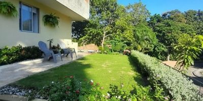 Hermosa casa duplex para venta, ubicada en un tranquilo sector de Turbaco. La casa cuenta con cielo raso en drywall y piso en porcelanato en todos sus espacios, lo que le otorga un toque elegante y acogedor. Dispone de 200 m2 distribuidos en: 3 habitaciones con closets, 3 baños,1 baño auxiliar, amplia sala-comedor, cocina abierta moderna, ideal para disfrutar en familia, parqueadero con capacidad para 2 vehículos y una jardinera que realza su fachada. Está situada en un condominio, brindando mayor seguridad y privacidad. Cuenta con todos los servicios públicos, incluido el suministro de agua permanente. ¡Una oportunidad ideal para vivir en un entorno cómodo y seguro!