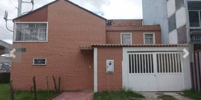 Casa en arriendo en Timiza, muy bien ubicada, cerca de la av.1 de mayo, cerca de hospital, a 2 cuadras de compensar, con buenas vias de acceso y trasporte, casa de 2 niveles que cuenta con primer nivel ante Jardín, garaje, sala, comedor, cocina integral, patio de ropas, baño auxiliar y cuarto de estudio, segundo nivel 4 habitaciones con closet, estudio y baño completo. Nuestra firma respalda su inversión.