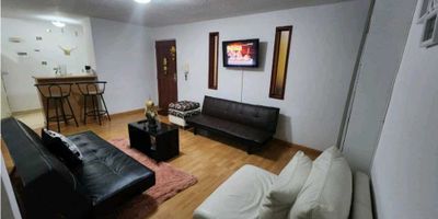 Te presentamos este moderno y acogedor apartaestudio, ideal para invertir o para vivir en uno de los barrios más exclusivos de la ciudad. Su excelente ubicación en belen te permitirá disfrutar de la tranquilidad y seguridad que buscas, en un entorno rodeado de naturaleza.

Con 45 metros cuadrados de área total, este apartaestudio cuenta con una distribución óptima que aprovecha al máximo cada uno de sus espacios. Su amplia alcoba te brindará comodidad y privacidad, y su moderno baño está equipado con todo lo necesario para tu comodidad.

Además, este inmueble cuenta con características internas de alta calidad. Su cocina integral te permitirá preparar tus comidas favoritas con facilidad, y sus clósets y armarios empotrados te brindarán un amplio espacio de almacenamiento. También cuenta con servicios básicos como agua, luz y gas domiciliario, para tu comodidad.

Otra ventaja de este apartaestudio es que admite mascotas, para que puedas vivir con tu compañero de cuatro patas sin preocupaciones. Además, su suelo laminado te brindará un ambiente cálido y acogedor, y su sistema de citófono/intercomunicador te permitirá tener un control de acceso seguro.

Al salir de tu hogar, podrás disfrutar de las comodidades que te ofrece el entorno de este apartaestudio. Su ubicación en un barrio residencial te garantiza una vida tranquila y apacible, rodeado de jardines y cercano a colegios y universidades de prestigio. También tendrás acceso a centros comerciales, restaurantes y tiendas de barrio, para que puedas realizar tus compras y realizar tus actividades diarias con facilidad.

No pierdas la oportunidad de vivir en este hermoso apartaestudio, contáctanos hoy mismo y agenda una visita para conocerlo en persona. ¡No te arrepentirás! 