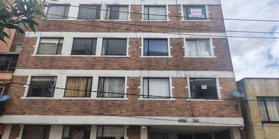 Apartamento en arriendo en La Macarena, con un área de 50 metro2. Cuenta con sala-comedor en un solo ambiente, dos habitaciones una de ellas con clóset, un baño con ducha eléctrica, cocina integral con estufa eléctrica, pisos en cerámica, excelente iluminación natural y zona de ropas. Está ubicado en un cuarto piso y adicionalmente dispone de depósito y garaje cubierto sencillo. El valor del canon es más administración. El edificio ofrece vigilancia 24 horas y se encuentra cerca de importantes vías de acceso como la Calle 26, Carrera 7 y Carrera 5, así como de transporte público, lo que garantiza una excelente conectividad.Para mayor información, comuníquese con la ejecutiva comercial Piedad Pineda al 3174316611 celular o WhatsApp, al correo piedad.pinedainmobiliariasaliadas.com, o deje sus datos en contactar al anunciante.