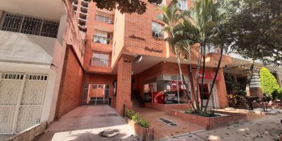 Apartamento quinto piso dúplex ubicado en el Barrio La Aurora, cuenta con un área aprox. 140 metros, consta de 3 habitaciones con closet, 3 baños, espacio para sala comedor, balcón, cocina Semi integral, zona de ropas, sala tv, terraza descubierta, parqueadero cubierto. Edificio cuenta con vigilancia 24 horas.