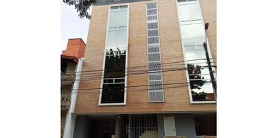 Edificio corporativo de 4 niveles ubicado estratégicamente en el tradicional sector de Conquistadores en Arriendo, en una zona de alta valorización y excelente conectividad en Medellín. Con un área total construida de 1.320 m², esta propiedad es ideal para empresas, instituciones educativas, centros médicos, coworkings o inversión en renta.

 Ubicación privilegiada:
A tan solo unos pasos de la Carrera 65 y muy cerca de la Avenida 33, con múltiples vías de acceso, excelente flujo vehicular y facilidad de transporte público. A pocas cuadras encontrarás el emblemático Parques del Río, un pulmón verde de la ciudad perfecto para disfrutar de zonas peatonales y espacios al aire libre.

 Distribución del edificio:


 Primer piso: 120 m²
 Segundo piso: 400 m²
 Tercer piso: 400 m²
 Cuarto piso: 400 m²


Características destacadas:


 Zona de parqueo con capacidad para 3 vehículos
 Ascensor funcional
 Acceso por escaleras
 Red contra incendios instalada en toda la edificación


Esta propiedad es perfecta para quienes buscan un espacio amplio, bien ubicado y con todas las condiciones técnicas necesarias para su funcionamiento.

¡Hemos conquistado este espacio para ti! 
