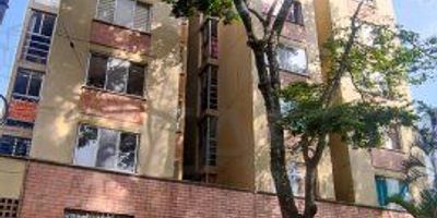 Acogedor apartamento en Prado Centro Venta de hermoso apartamento de 45.64 m², con excelente distribución: sala-comedor luminosa con gran ventanal, 2 alcobas (una con clóset), cocina semi integral, zona de ropas independiente y 1 baño. Cuenta con piso en cerámica, red de gas, citófono y ascensor. Ubicado en sector estratégico y de estrato 4, ideal para vivir o invertir. ¡Listo para mudarte!