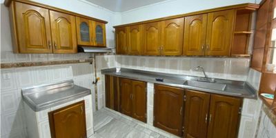 Casa en arriendo en sector muy tranquilo y residencial, de fácil acceso desde la Av. Bolivariana, con cercanía a Unidad deportiva de belén, centro comercial Unicentro, UPB, restaurantes, parques, iglesias, entre otros sitios de interés. Cuenta con muy buenas rutas de transporte.

NOTA: $ 4.700 Comercial 
$ 4.200 Vivienda 

Área total 120 mts aproximadamente


 4 Habitaciones 
 2 Baños cabinados
 Primer piso
 Cocina muy amplia
 Sala comedor
 1 Patio
 Zona de ropas 
 Muy iluminado
  Red de gas


¡Hemos conquistado este espacio para ti! 
