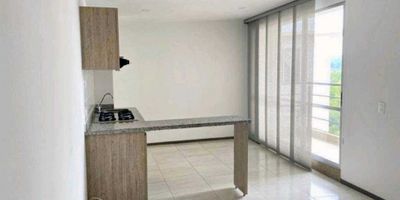 La oportunidad perfecta de adquirir un exclusivo apartamento en venta en una de las zonas más cotizadas de la hermosa ciudad de Chinchina, en el departamento de Caldas. Con una ubicación estratégica que brinda fácil acceso a las principales vías de la ciudad, este hermoso apartamento cuenta con un área total de 68 M2 y un área construida de 68 M2, ofreciendo un amplio espacio para la comodidad de toda tu familia. Además, su distribución de 3 alcobas y 2 baños lo convierten en una excelente opción para aquellos que buscan un hogar espacioso y funcional. Con detalles de diseño moderno y acabados de alta calidad, este apartamento en Chinchina es ideal para quienes desean vivir en un lugar acogedor y lleno de estilo. Una de las ventajas más destacadas de este inmueble es que, como amante de las mascotas, podrás tenerlas en tu hogar sin ningún problema, ya que el edificio cuenta con tranquilidad y seguridad para ellos. Además, cuenta con una hermosa vista panorámica y un balcón ideal para disfrutar de agradables momentos al aire libre. La cocina es un espacio clave en cualquier hogar, y este apartamento cuenta con una moderna cocina integral con barra estilo americano, perfecta para compartir momentos en familia o con amigos mientras preparas tus platos favoritos. También cuenta con un calentador y lavaplatos, lo que hace que la experiencia de cocinar sea mucho más cómoda y agradable. Las ventanas de doble vidrio y piso de cerámica/mármol son algunos de los detalles que hacen de este apartamento una verdadera joya en cuanto a detalles y comodidad. Además, cuenta con servicios de agua, gas y electricidad completamente disponibles. Por si fuera poco, el edificio ofrece una amplia gama de comodidades, como un área social ideal para reuniones, ascensor para mayor comodidad, circuito cerrado de TV para mayor seguridad, portería/recepción las 24 horas y vigilancia permanente para la tranquilidad de todos sus residentes. Para aquellos amantes del depo