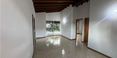 Cuenta con una muy buena ubicación residencial y de muy fácil acceso desde la carrera 80, glorieta de santa gema, Cl 30, Cl 33, entre más rutas de ingreso, además de ser zona residencial a su alrededor tiene mucho comercio y puedes encontrar la plazoleta de la nueva villa, mercadería, centro comercial los Molinos, sucursales bancarias, Instituciones educativas, droguerías, canchas, parques, restaurantes entre otros sitios de interés.

° Área de 60 Mts2 aproximadamente 
° piso 3
° Sala comedor
° Balcón
° Cocina integral
° Zona de ropas
° 2 Habitaciones con closet
° 1 Baño 
° Red de gas
° Calentador de agua

¡Hemos conquistado este inmueble para ti, comunícate con nosotros ya!
