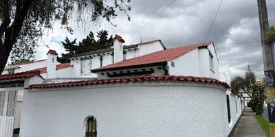 Hermosa y acogedora casa esquinera, con amplios espacios, excelente iluminación natural y lindos jardines exterior e interior. En el primer nivel disfruta de una sala y comedor independientes, estudio, baño auxiliar, cocina integral a gas, zona de lavandería con patio cubierto, cuarto y baño de servicio, además dos garajes. En el segundo nivel tenemos tres amplias alcobas, un baño auxiliar y un acogedor star de alcobas ideal para descanso o entretenimiento.								
