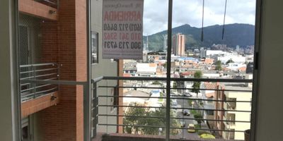 En Altavista, barrio Los Andes, se arrienda un acogedor apartamento que incluye parqueadero y cuyo valor de administración está integrado en el canon. El inmueble cuenta con 3 habitaciones, dos de ellas con clóset, 2 baños con división en vidrio, cocina integral, zona de lavandería y una agradable vista al exterior. Además, ofrece acceso a zonas comunales y se encuentra muy bien ubicado, brindando comodidad y facilidad de transporte.