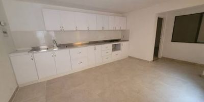 COD 1358
Se arrienda casa segundo piso
Belén Rosales 
Valor $3.500.000
Sala comedor 
4 alcobas 
3 closet 
Cocina integral 
Red de gas 
2 baños
Balcón 
Patio 
Calentador 
Área 130 Mt2
Estrato 5