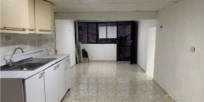 Vive en un sector tranquilo cerca de avenidas principales, en este agradable apartamento. Consta de: tres (3) alcobas, sala comedor, cocina sencilla, un (1) baño, zona de ropas y pisos en cerámica.

Nota: servicio de agua compartido, luz y gas independiente.

Código inmo: 2657 Manizales, Caldas

