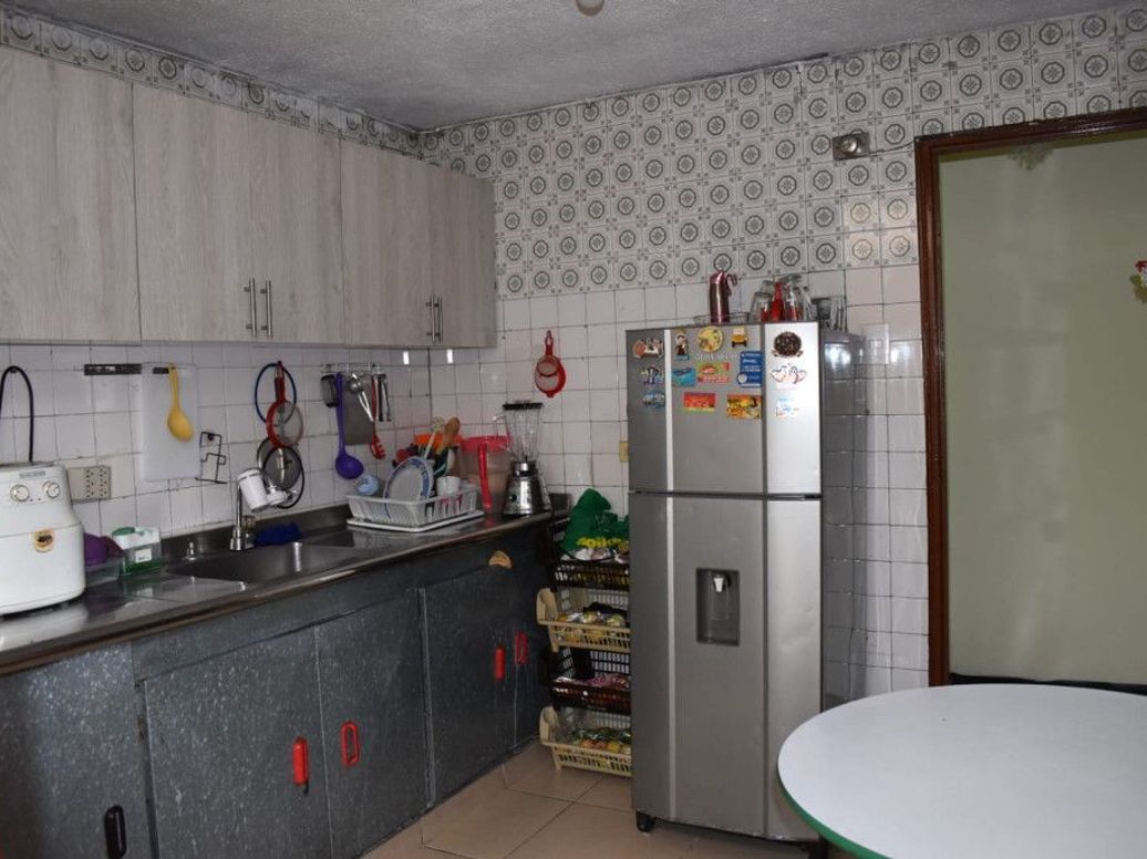 Casa de 6 alcobas en venta en La Camelia, Bogotá, 254 m² · foto 9 de 20