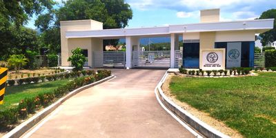 Descubre la oportunidad perfecta de inversión con este excelente lote en Tocaima, ubicado en una zona rural privilegiada con acceso directo a vías pavimentadas y muy cerca de la zona urbana. Disfruta del inigualable clima cálido de la región y de un entorno natural que combina tranquilidad y comodidad. El lote, de terreno plano y con una hermosa vista hacia las zonas comunes del condominio, se encuentra a pocos minutos de la vía principal que conecta Tocaima con Girardot, garantizando fácil movilidad. El condominio ofrece completas y modernas amenidades: piscinas para niños y adultos, baños en áreas comunes, zona BBQ, salón de eventos, gimnasio dotado, parque infantil, canchas de tenis, parqueaderos para visitantes, cicloruta, oratorio y zona comercial. Además, cuenta con servicios de energía, acueducto, gas natural y vigilancia permanente, brindando seguridad y bienestar. Un espacio ideal para construir la casa de tus sueños o invertir con proyección en una de las áreas de mayor desar