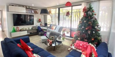 ¡CONOCE ESTE EXCELENTE APARTAMENTO!

Ubicado en Alejandría, sector de alta valorización, piso 1 exterior con excelente iluminación, acabados modernos, 107 m2 distribuidos estratégicamente en sala comedor amplía seguida de una linda terraza de 26 m2 ideal para compartir momentos especiales, moderna cocina integral abierta, zona de lavandería independiente, este inmueble cuenta con tres amplias habitaciones, la principal con baño privado y un práctico vestier, baño de alcobas, baño social, para tu comodidad esta propiedad cuenta con 2 parqueaderos y 1 deposito. 

El conjunto te ofrece excelentes amenidades para tu descanso, comodidad y el de tu familia, gimnasio, club house, zona BBQ, parque infantil, salón social, multi-cancha, cerca a amplias zonas verdes y parques. 

Contáctanos para brindarte más información.