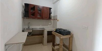 Apartamento en Arriendo en Bello, Sector Araucarias 2¡Descubre este apartamento cómodo y asequible en un sector residencial de Bello!Características:2 habitaciones sin clóset Cocina sencilla1 baño completoZona de ropas prácticaUbicado en tercer pisoUbicación:Sector Araucarias 2, BelloCerca de servicios básicos y transporte públicoVentajas:Apto cómodo y asequibleUbicación residencial tranquilaFácil acceso a servicios y transporteCódigo: N1654